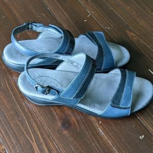 Like New SAS Women's size 9.5M blue sandals buckle Velcro straps